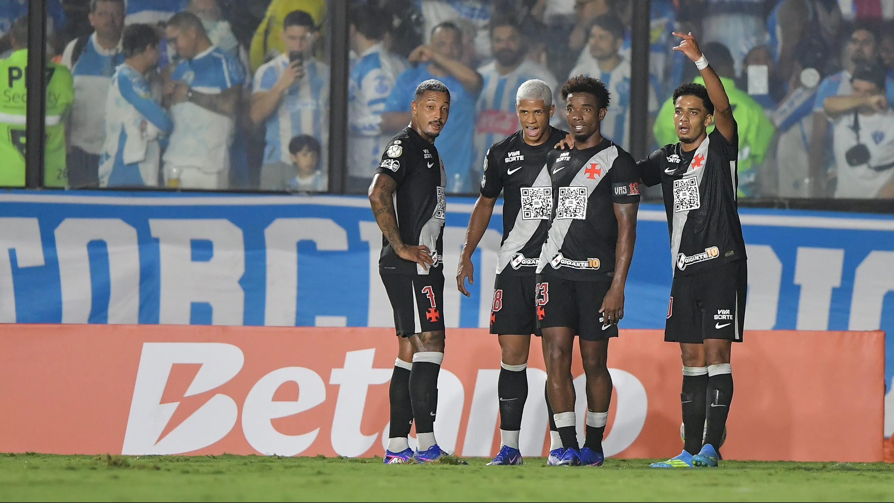 Thiago Mendes jogador do Vasco comemora seu gol com jogadores do seu time durante partida contra o Paysandu no estadio São Januario pelo campeonato Copa Do Brasil 2026. Foto: Thiago Ribeiro/AGIF