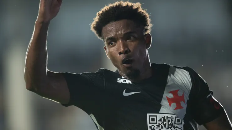 Thiago Mendes jogador do Vasco comemora seu gol durante partida contra o Athletico-PR no estadio Sao Januario pelo campeonato Brasileiro A 2026. Foto: Jorge Rodrigues/AGIF