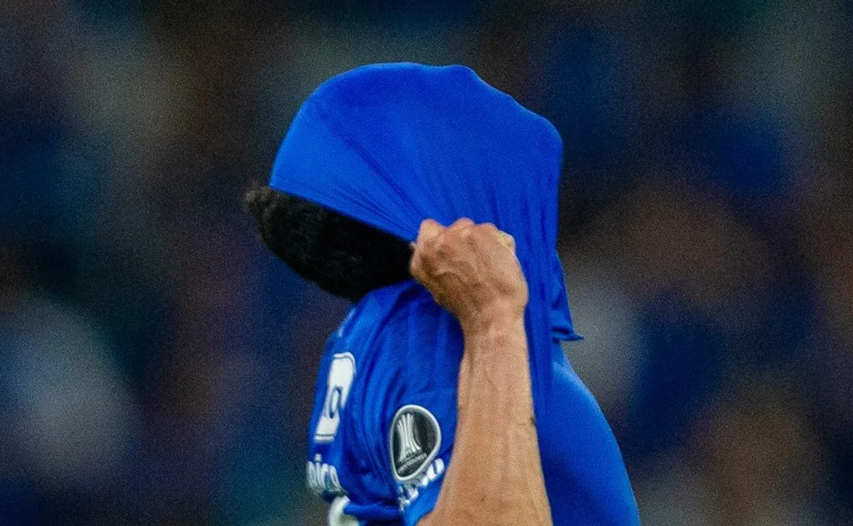 Cruzeiro é denunciado pela Conmebol após gesto discriminatório de torcedor em jogo contra o Boca Jrs.