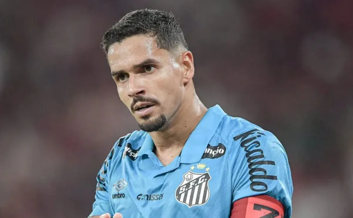 Lucas Veríssimo se posiciona sobre salários atrasados no Santos: “Isso não interfere”