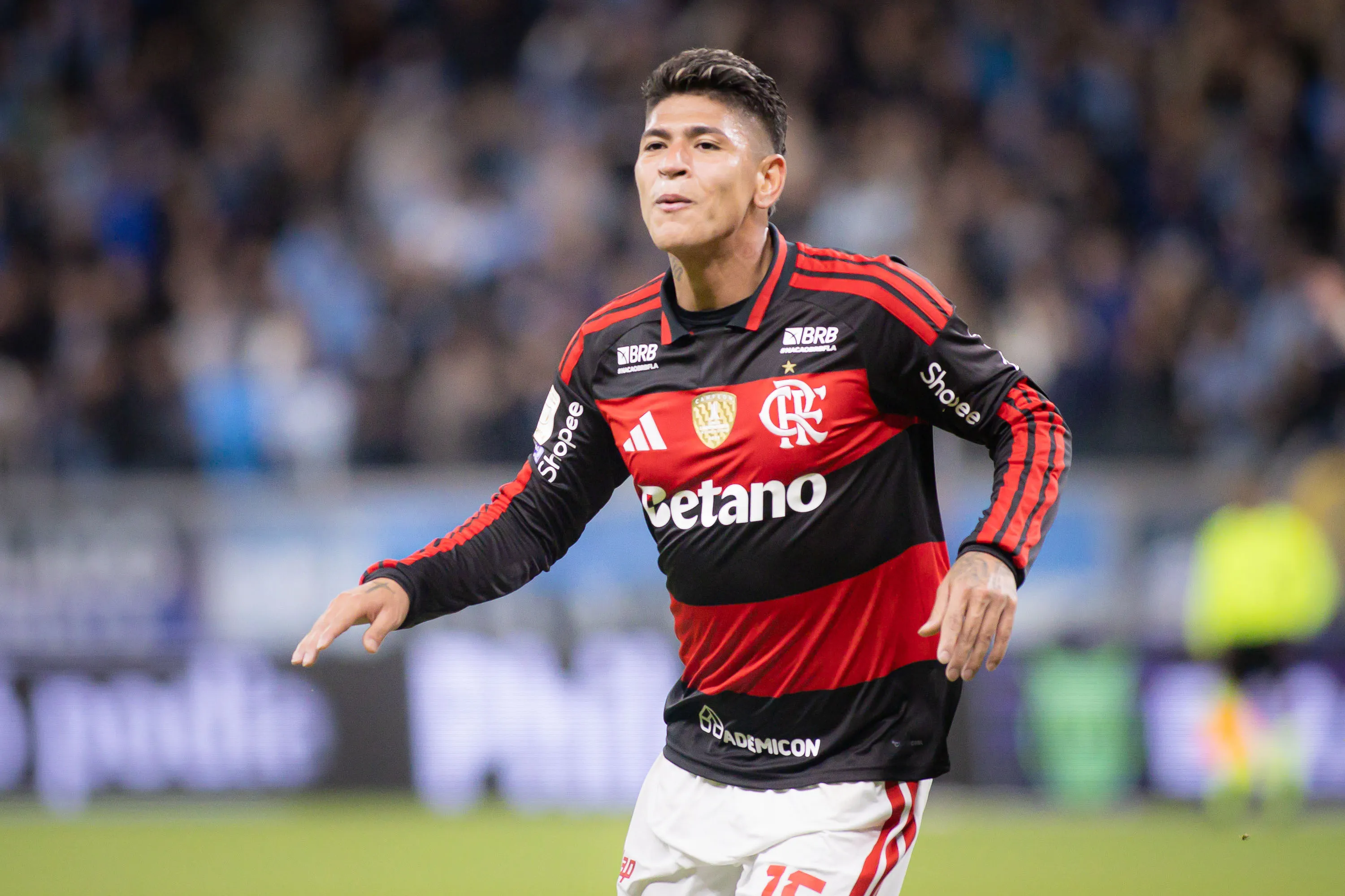 RS – PORTO ALEGRE – 10/05/2026 – BRASILEIRO A 2026, GREMIO X FLAMENGO – Jorge Carrascal jogador do Flamengo comemora seu gol durante partida contra o Gremio no estadio Arena do Gremio pelo campeonato Brasileiro A 2026. Foto: Maxi Franzoi/AGIF