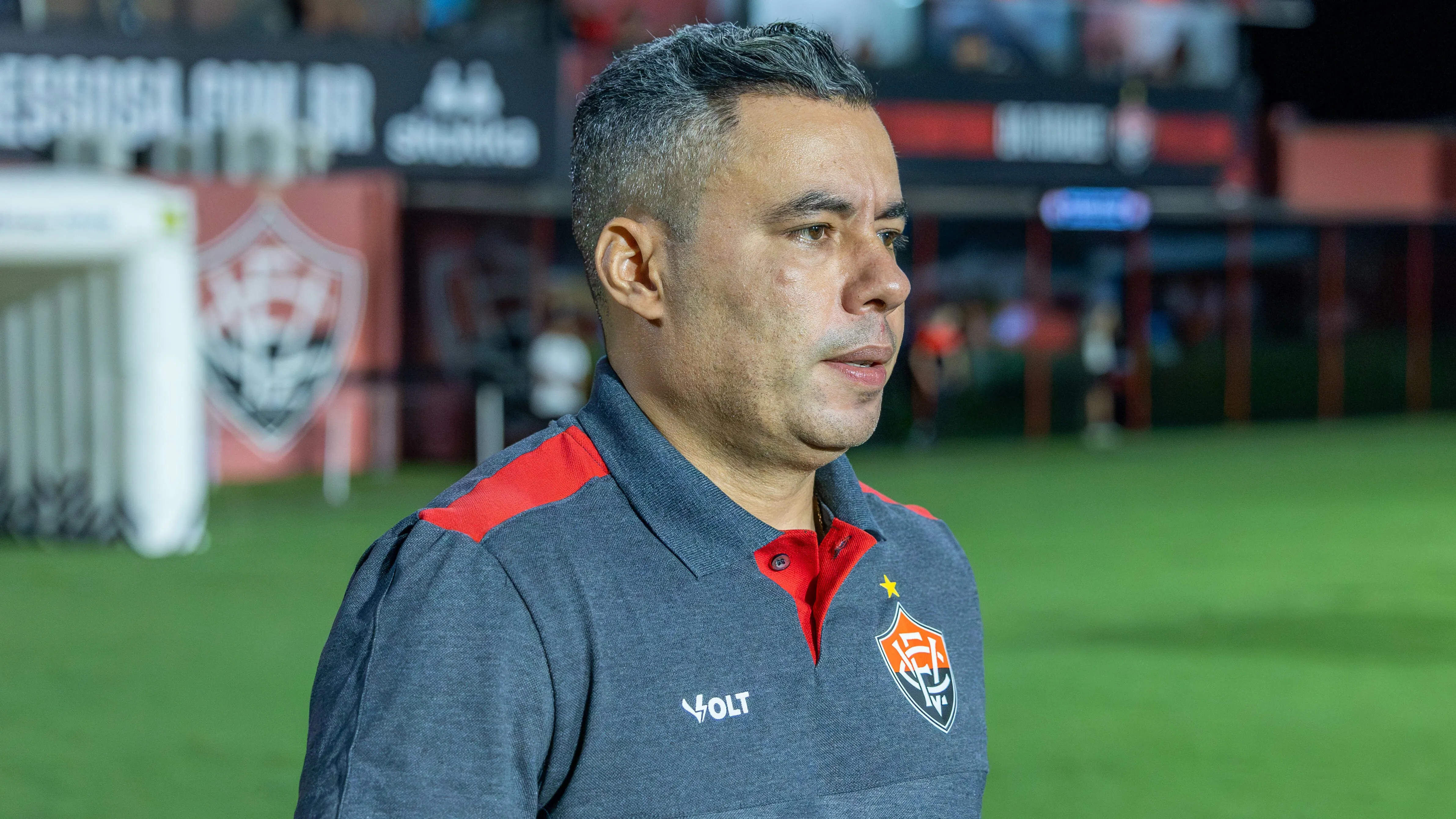 Jair Ventura tecnico do Vitoria durante partida contra o Coritiba no estadio Barradao pelo campeonato Brasileiro A 2026. Foto: Marcio Jose/AGIF