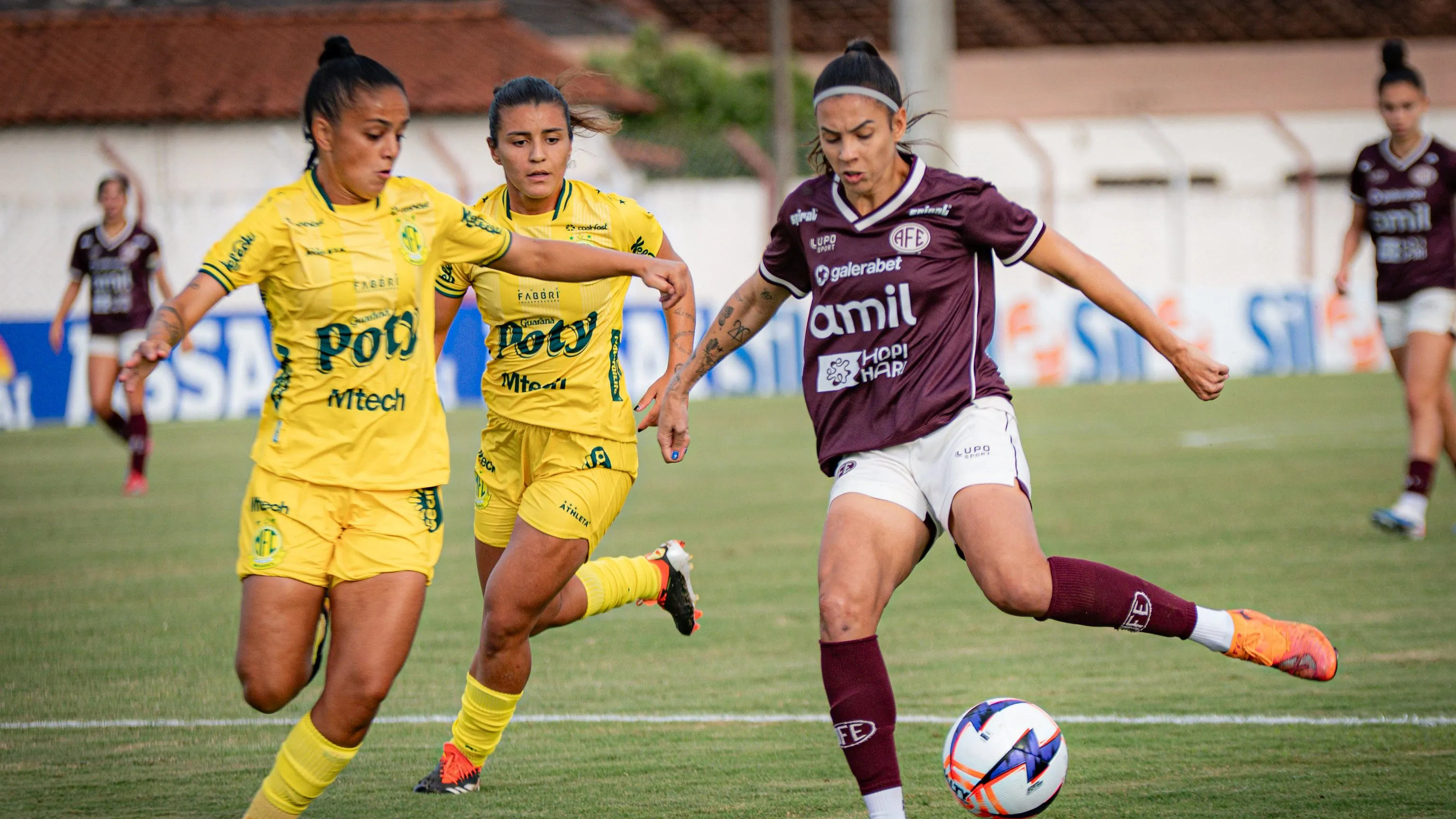 Jogadoras da Ferroviária e Mirassol em Bálsamo