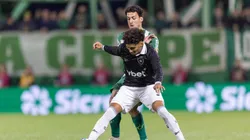 SC - CHAPECO - 14/05/2026 - COPA DO BRASIL 2026, CHAPECOENSE X BOTAFOGO - Marcinho jogador do Chapecoense disputa lance com Junior Santos jogador do Botafogo durante partida no estadio Arena Conda pelo campeonato Copa Do Brasil 2026. Foto: Liamara Polli/AGIF