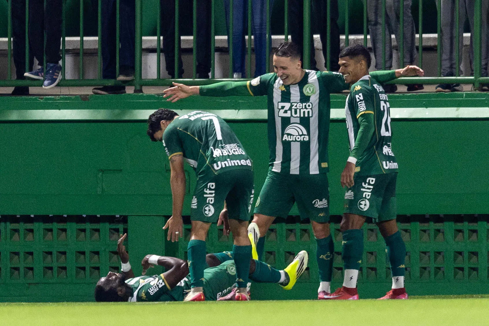 SC – CHAPECO – 14/05/2026 – COPA DO BRASIL 2026, CHAPECOENSE X BOTAFOGO –  jogador do Chapecoense comemora seu gol com jogadores do seu time durante partida contra o Botafogo no estadio Arena Conda pelo campeonato Copa Do Brasil 2026. Foto: Liamara Polli/AGIF