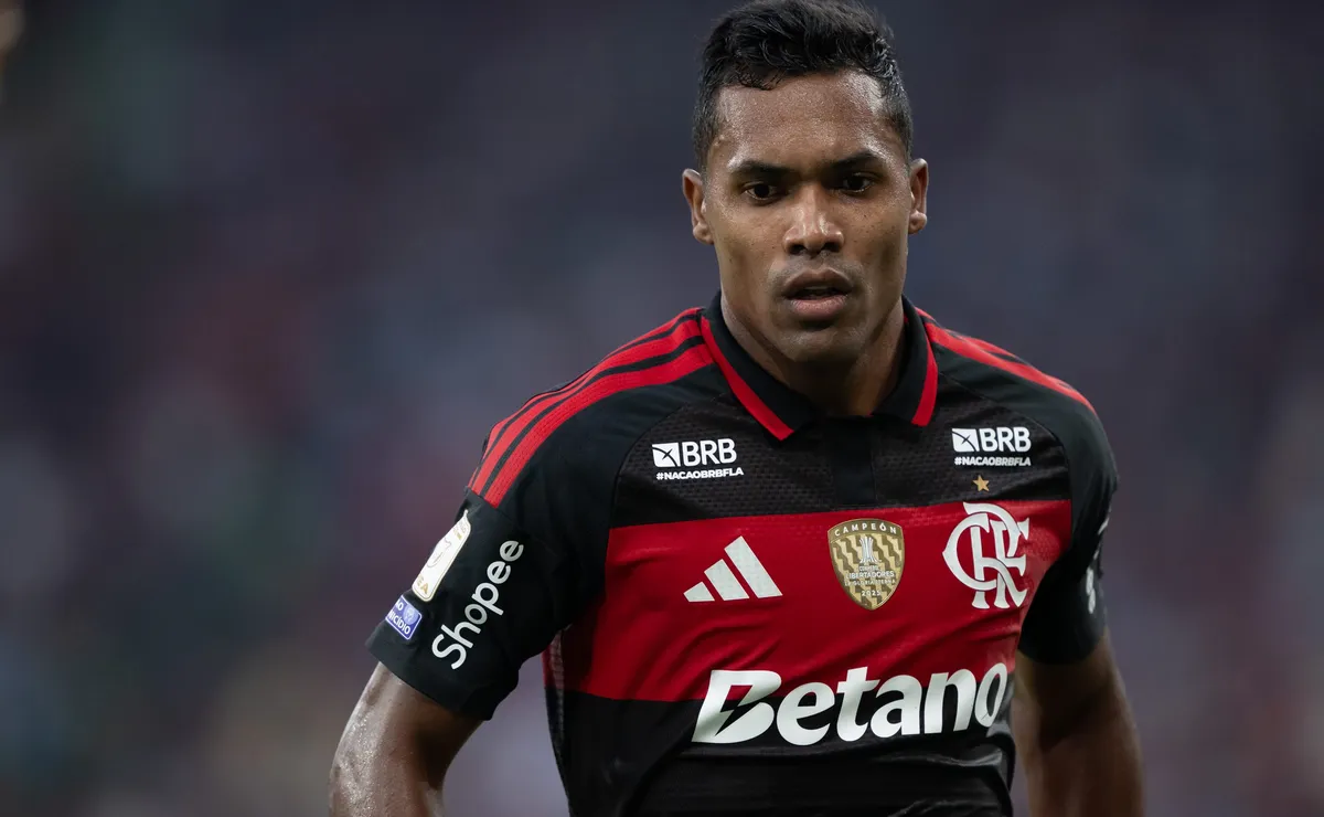 Torcida do Flamengo detona atuação de Alex Sandro contra o Vitória pela Copa do Brasil: “Ele regrediu”
