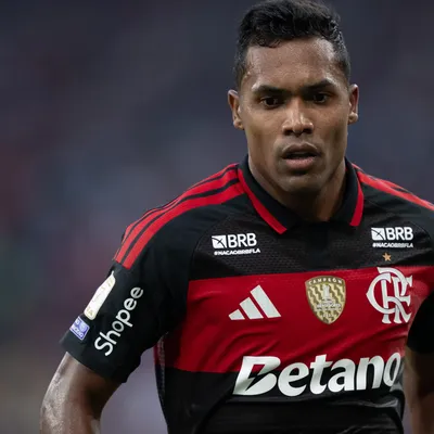 Torcida do Flamengo detona Alex Sandro pelo 1º tempo contra o Vitória