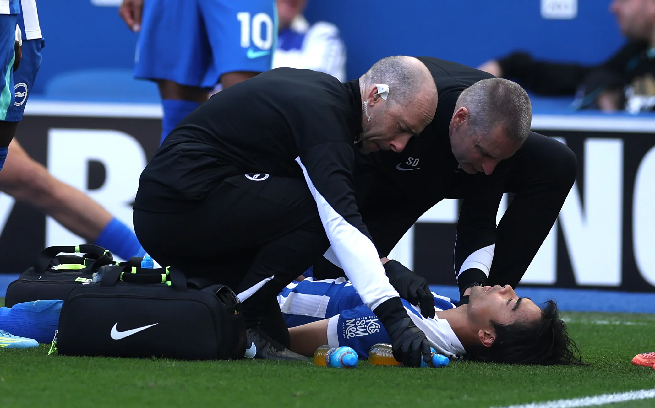 Momento em que Mitoma foi substituído diante do Wolves. Foto: Warren Little/Getty Images