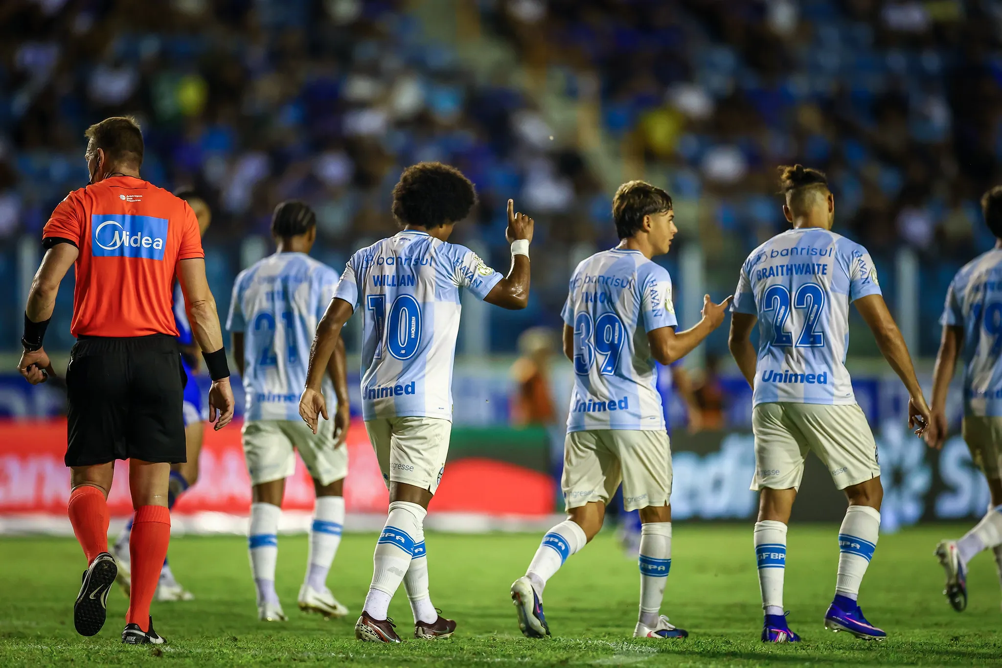 Willian colaborou com a vitória com um gol e uma assistência – Foto: Luca Uebel/Grêmio FBPA