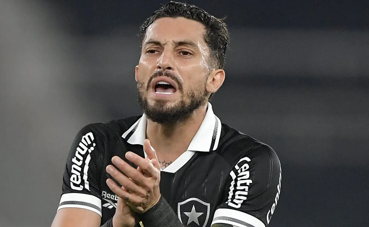 Alex Telles lamenta eliminação na Copa do Brasil e manda forte recado