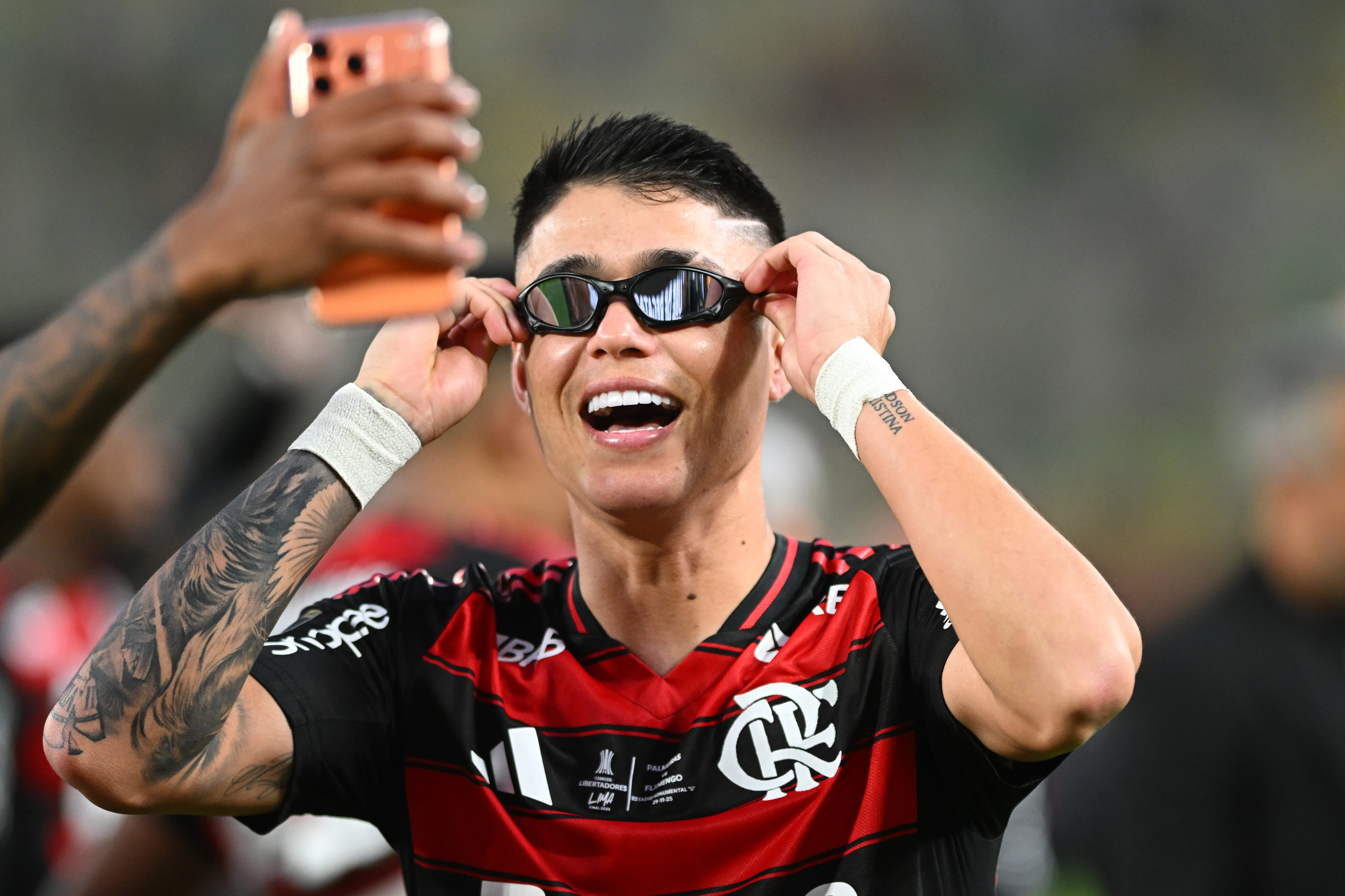Luiz Araújo comemorando título da Libertadores 2025.  (Foto: Rodrigo Valle/Getty Images)