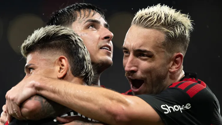 - Carrascal jogador do Flamengo comemora seu gol com Leo Ortiz jogador da sua equipe durante partida contra o Cruzeiro