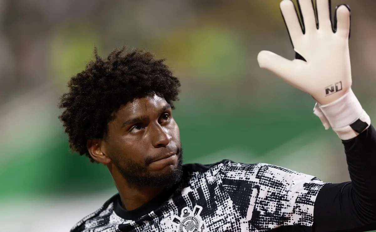 Além de Yuri Alberto, Corinthians tem acordo para vender Hugo Souza