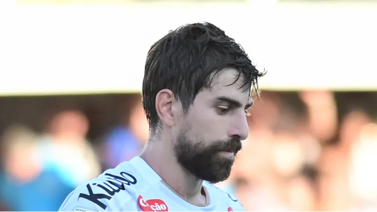 Luan Peres em campo pelo Peixe.