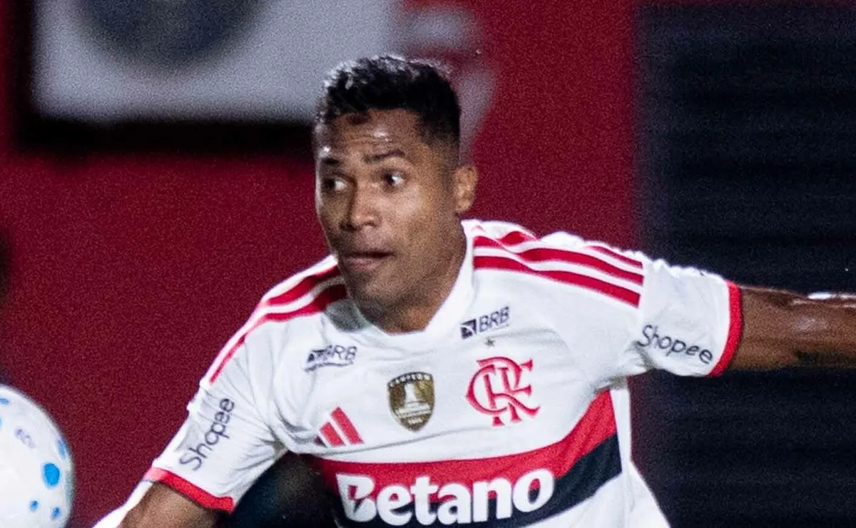 Alex Sandro e Flamengo decidem adiar a renovação, e a Copa do Mundo será decisiva para o futuro do lateral