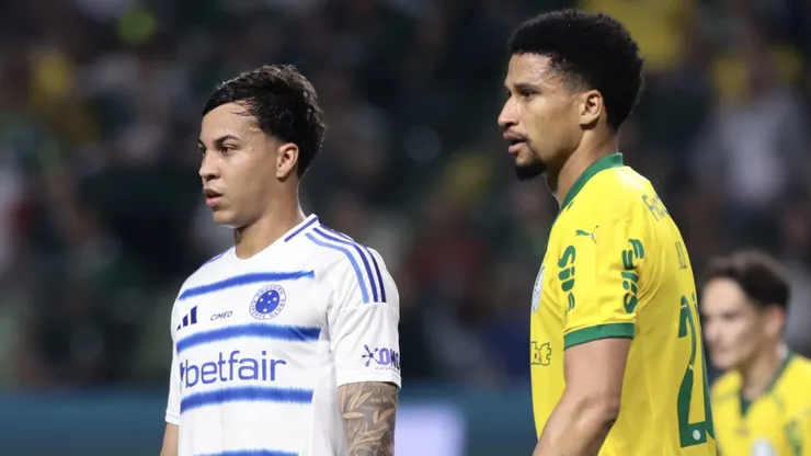 Murilo jogador do Palmeiras disputa lance com Kaio Jorge jogador do Cruzeiro durante partida no estadio Arena Allianz Parque pelo campeonato Brasileiro A 2025. Foto: Marcello Zambrana/AGIF