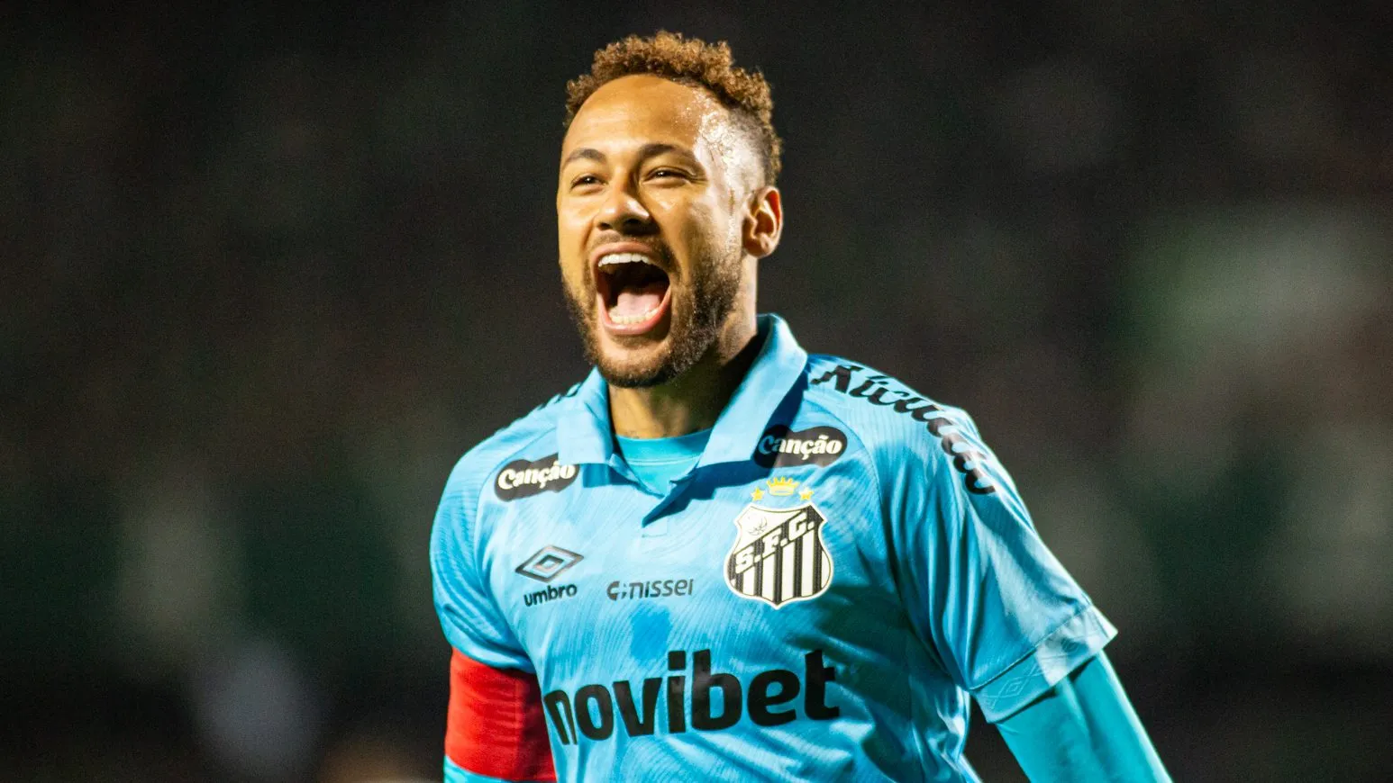 Neymar vem conseguindo boas atuações pelo Santos - Foto: Luis Garcia/AGIF.