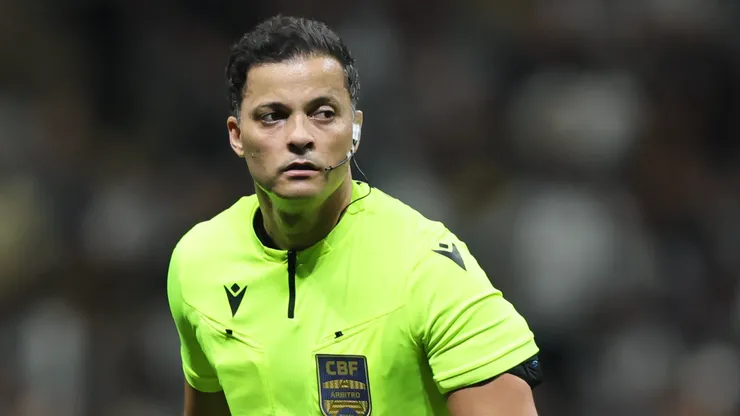 MG - BELO HORIZONTE - 12/11/2025 - BRASILEIRO A 2025, ATLETICO-MG X FORTALEZA - O arbitro Savio Pereira Sampaio durante partida entre Atletico-MG e Fortaleza no estadio Arena MRV pelo campeonato Brasileiro A 2025. Foto: Gilson Lobo/AGIF