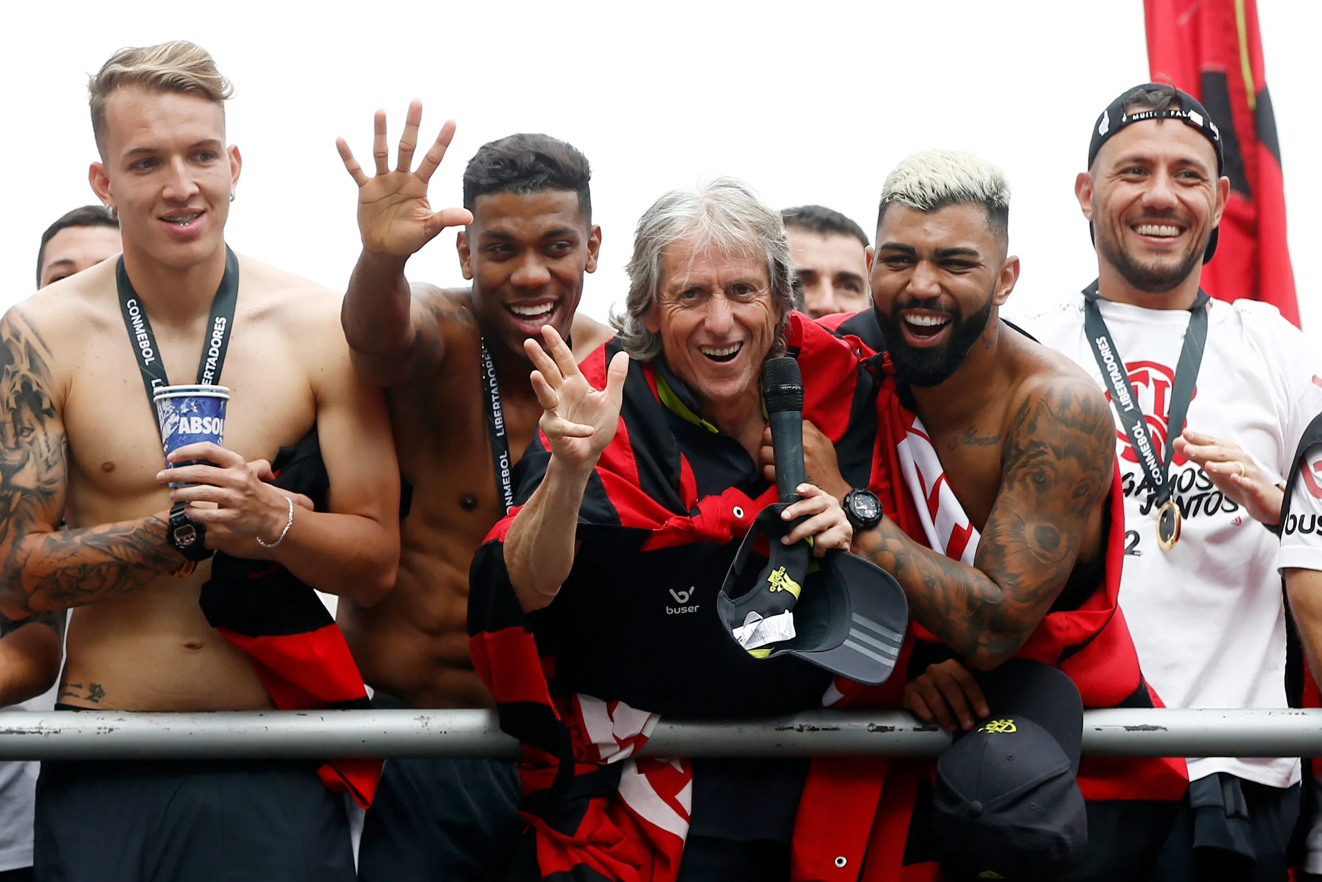 RIO DE JANEIRO, BRAZIL – NOVEMBER 24: Jorge Jesus head coach of Flamengo talks to fans with players Gabriel Barbosa and Orlando Berrio as on a bus during the celebrations the day after Flamengo won the Copa CONMEBOL Libertadores on November 24, 2019 in Rio de Janeiro, Brazil. (Photo by Wagner Meier/Getty Images)