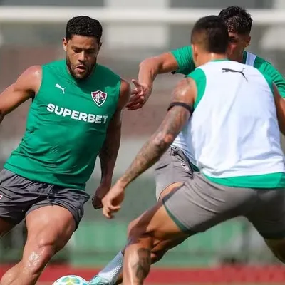 Hulk faz gol e dá assistência em primeiro treino pelo Flumineno
