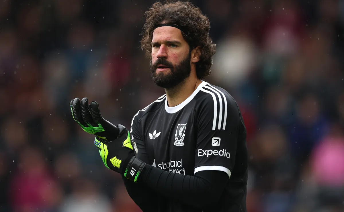 Titular da Seleção Brasileira, Alisson segue fora em jogo do Liverpool