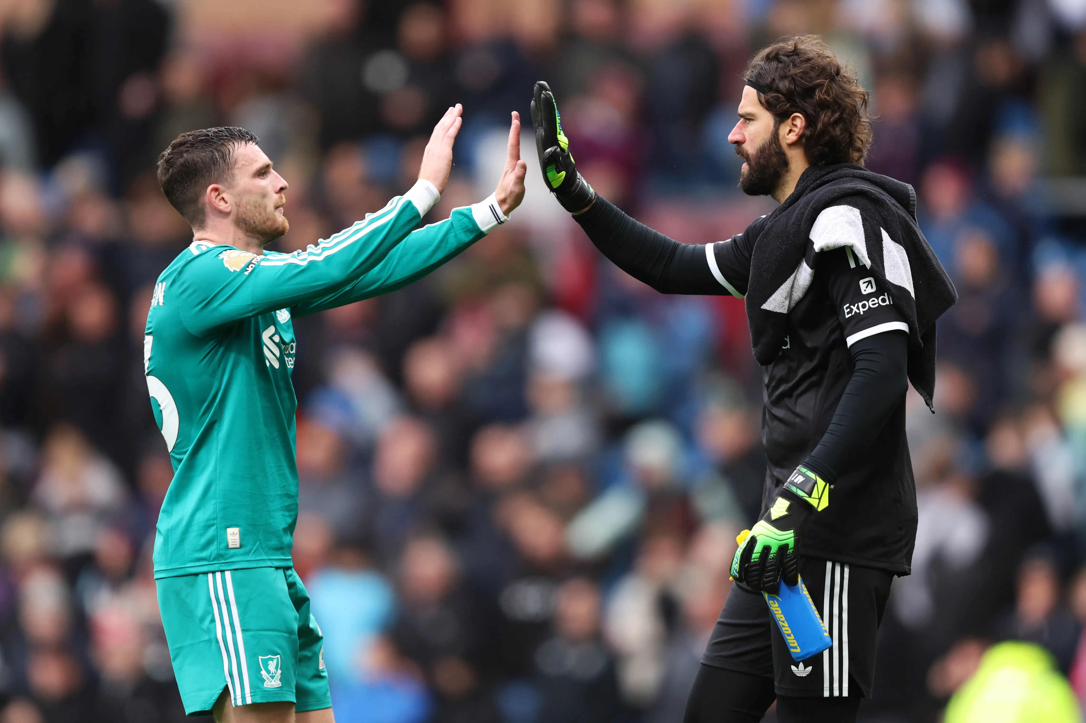 Goleiro brasileiro em jogo pelo Liverpool. Photo by Matt McNulty/Getty Images