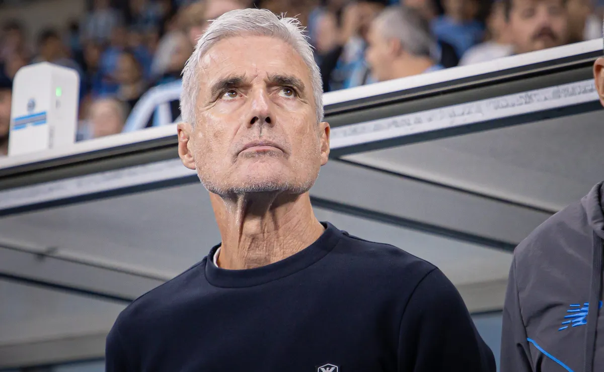 Luís Castro convoca jovem Luís Eduardo para reforçar zaga em meio a desfalques no Grêmio