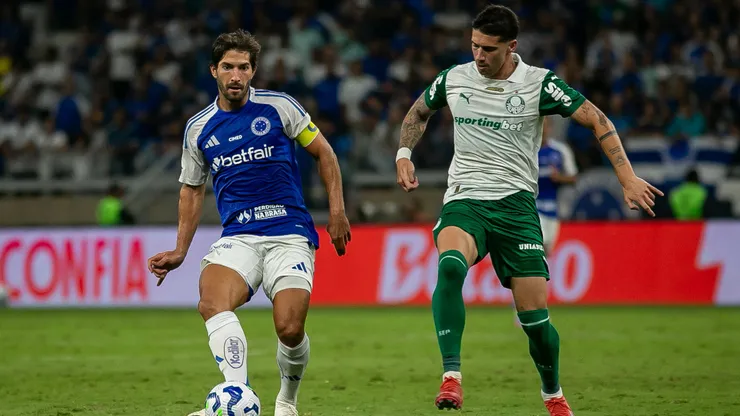Lucas Silva, jogador do Cruzeiro, durante partida contra o Palmeiras no estadio Mineirao pelo campeonato Brasileiro A 2025. Foto: Fernando Moreno/AGIF