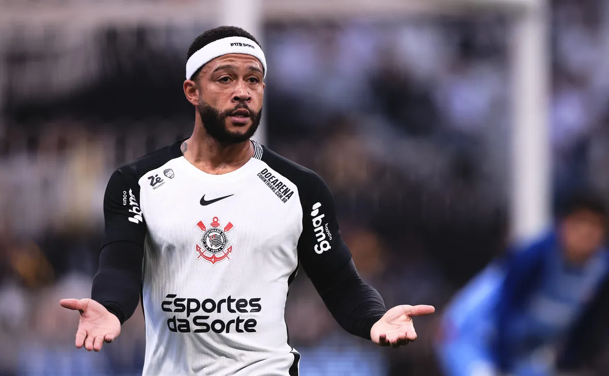 Memphis Depay sente incômodo na panturrilha e atrasa retorno no Corinthians