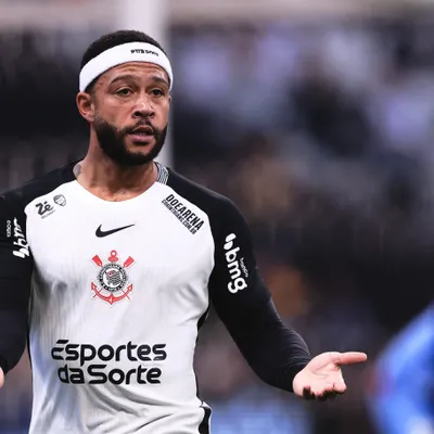 Depay sente novo incômodo e atrasa retorno no Corinthians
