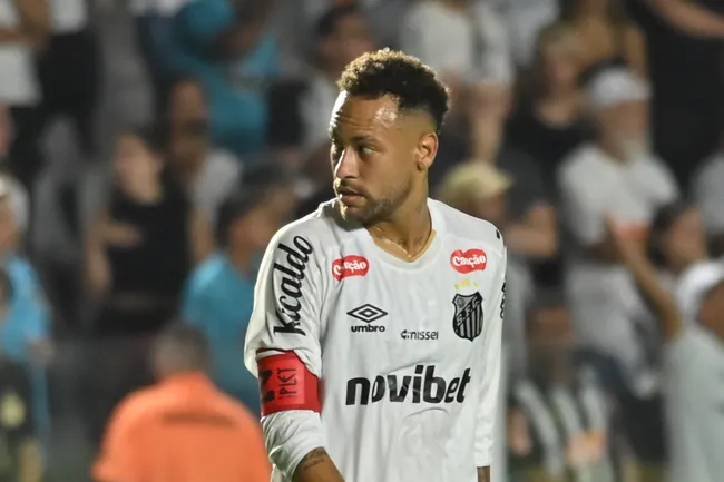 Neymar em partida pelo Peixe.  Foto: Jota Erre/AGIF