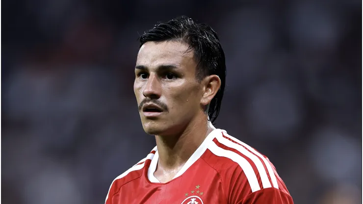 Lateral soma sete gols em 2026