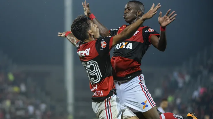 Vinicius Jr e Paquetá em ação pelo Flamengo. Foto: Fernando Soutello/AGIF