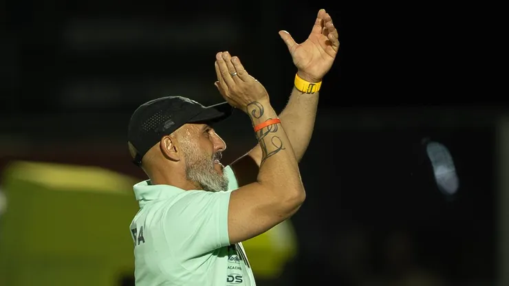 Rafael Guanaes técnico do Mirassol durante partida contra o LDU. Foto: Joisel Amaral/AGIF