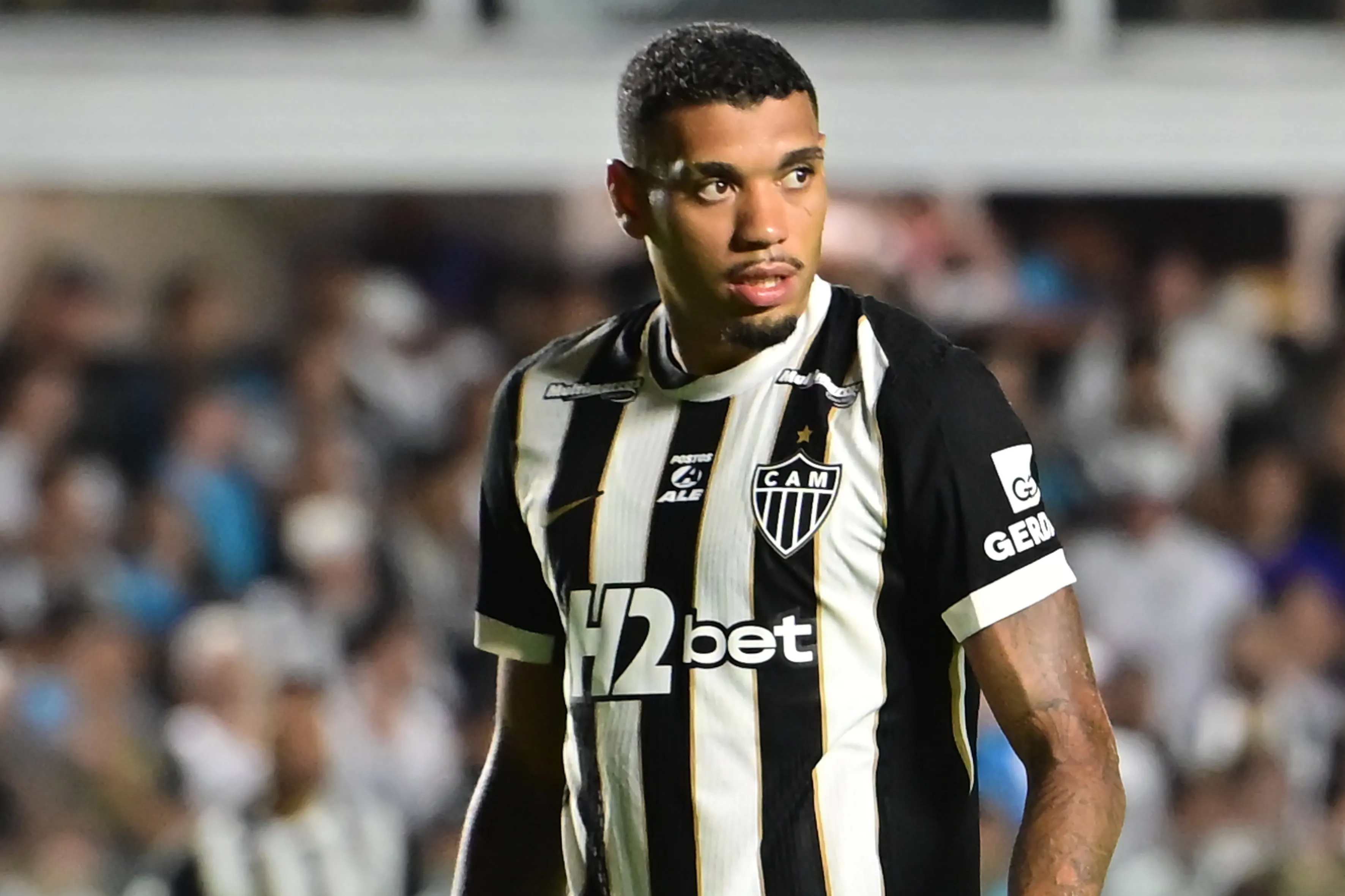 Ruan Tressoldi jogador do Atletico-MG durante partida contra o Santos no estadio Vila Belmiro pelo campeonato Brasileiro A 2026. Foto: Jota Erre/AGIF