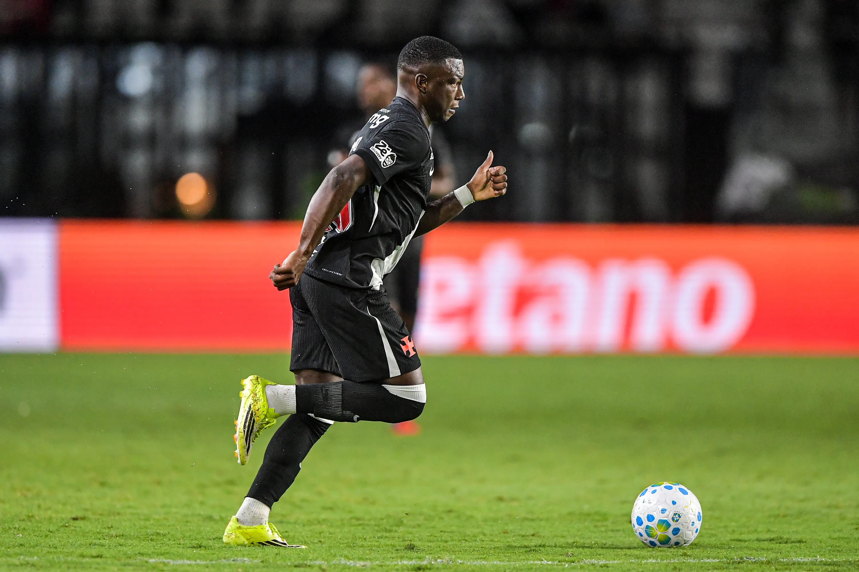 RJ – RIO DE JANEIRO – 05/02/2026 – BRASILEIRO A 2026, VASCO X CHAPECOENSE – Marino Hinestroza jogador do Vasco durante partida contra o Chapecoense no estadio Sao Januario pelo campeonato Brasileiro A 2026. Foto: Thiago Ribeiro/AGIF