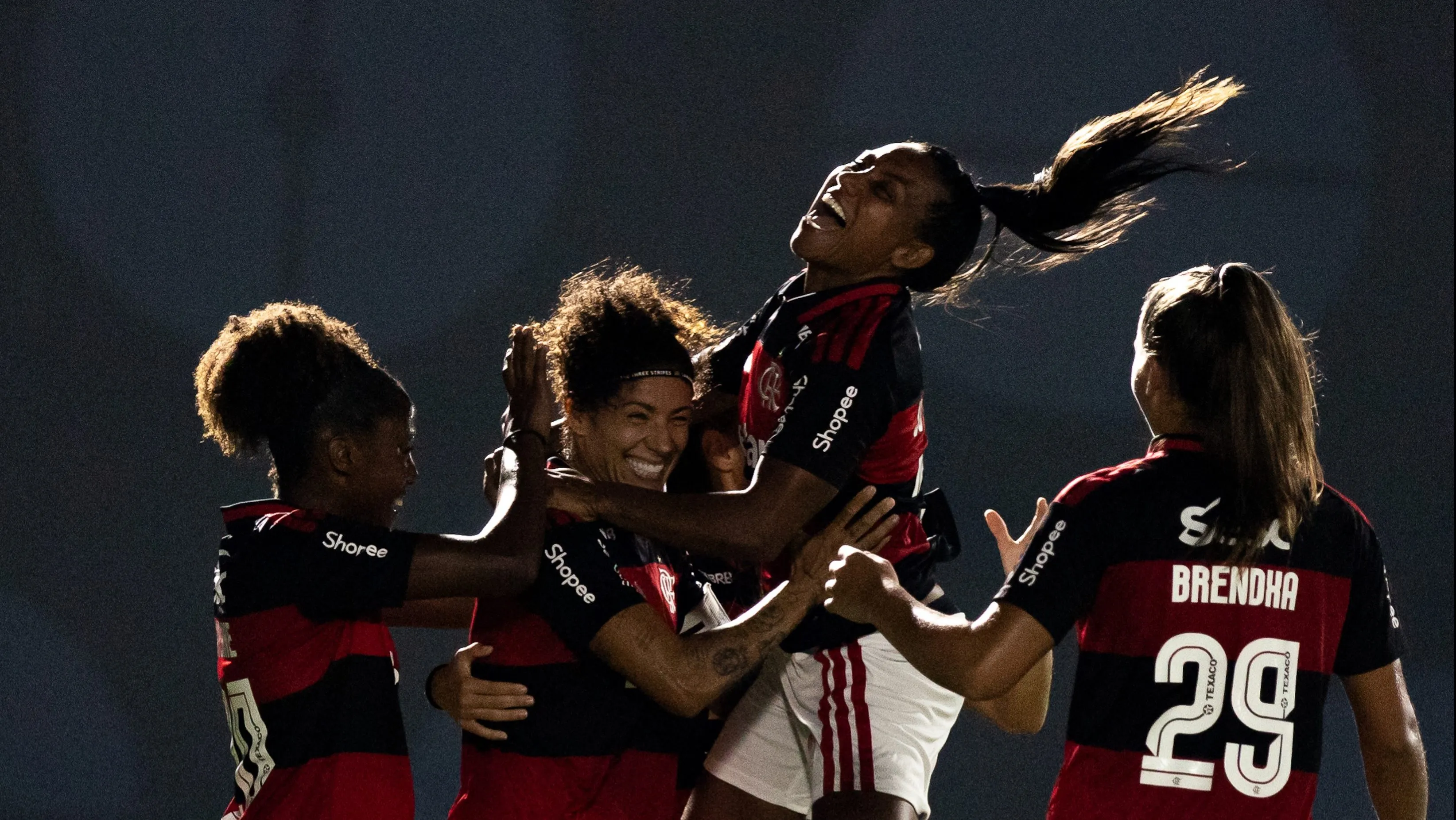 Grupo de jogadoras do Flamengo celebra gol em clássico do Brasileirão Feminino