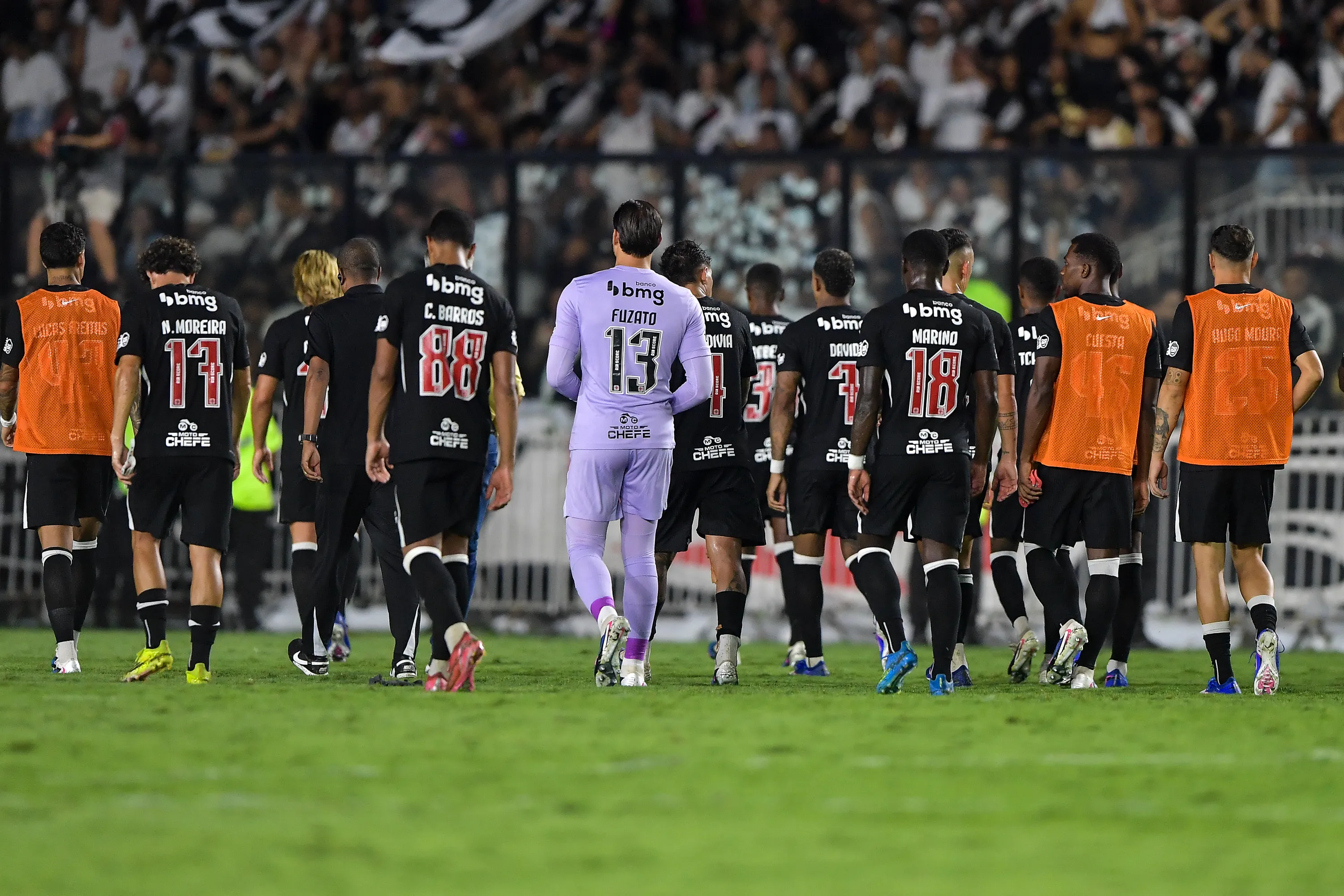 Jogadores do Vasco lamentam derrota ao final da partida contra o Botafogo. Foto: Thiago Ribeiro/AGIF