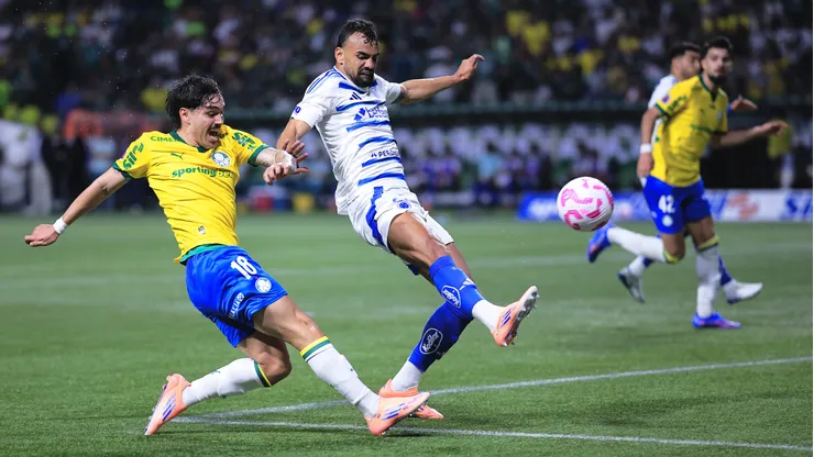 Mauricio jogador do Palmeiras disputa lance com Fabricio Bruno jogador do Cruzeiro durante partida no estadio Arena Allianz Parque pelo campeonato Brasileiro A 2025. Foto: Ettore Chiereguini/AGIF