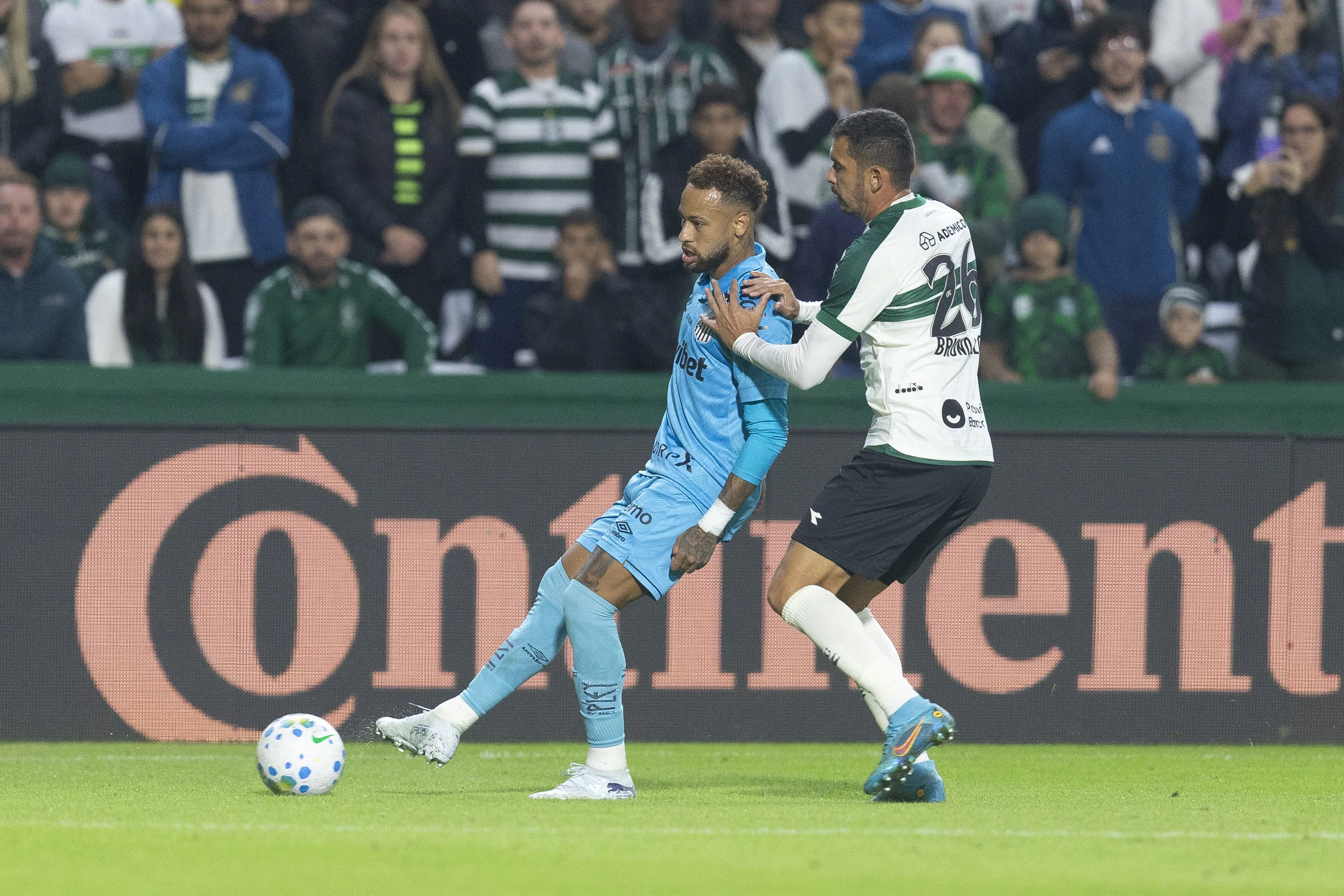 Bruno Melo jogador do Coritiba disputa lance com Neymar Jr jogador do Santos. Foto: Hedeson Alves/AGIF