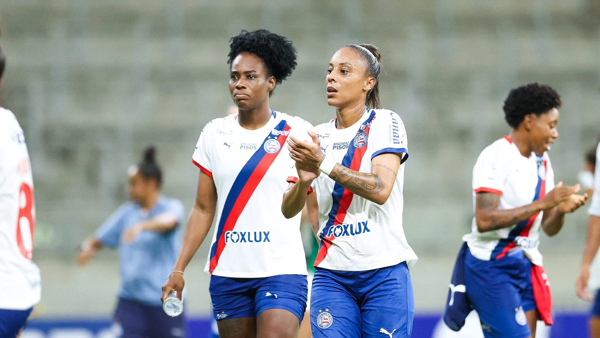 Jogadoras do Bahia em campo durante duelo contra o Palmeiras