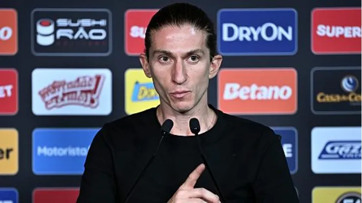 Filipe Luís está livre no mercado. Foto: Ton Molina