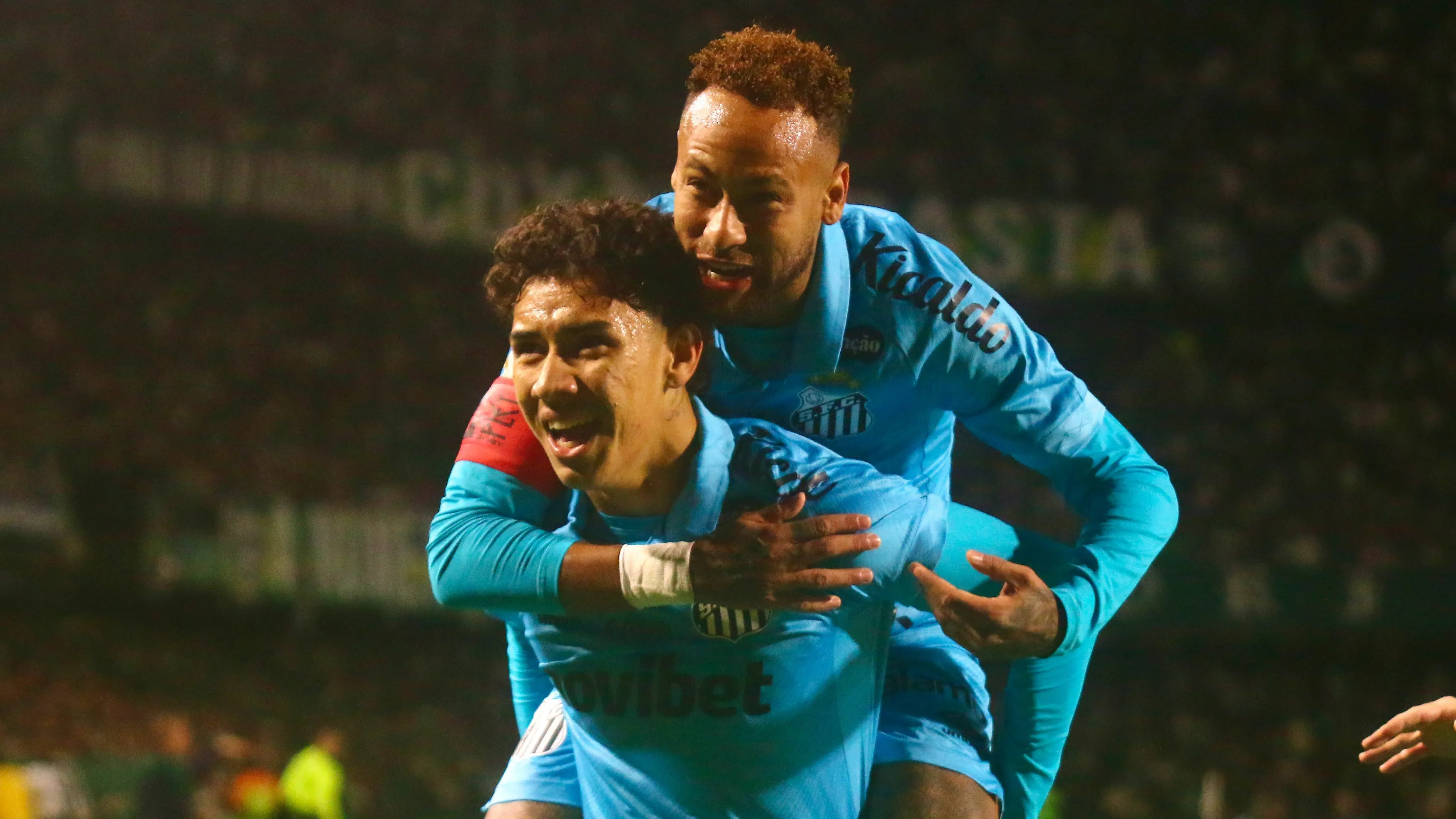 Gabriel Bontempo jogador do Santos comemora seu gol com Neymar Jr jogador da sua equipe durante partida contra o Coritiba no estadio Couto Pereira pelo campeonato Copa Do Brasil 2026. Foto: Gabriel Machado/AGIF