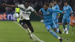 Jacy jogador do Coritiba disputa lance com Neymar Jr jogador do Santos durante partida no estadio Couto Pereira pelo campeonato Copa Do Brasil 2026. Foto: Hedeson Alves/AGIF