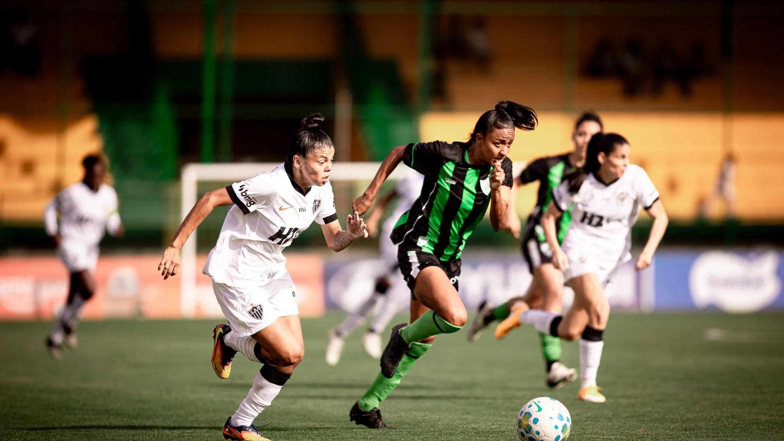 Jogadoras do Atlético-MG e América-MG em clássico pelo Brasileirão Feminino