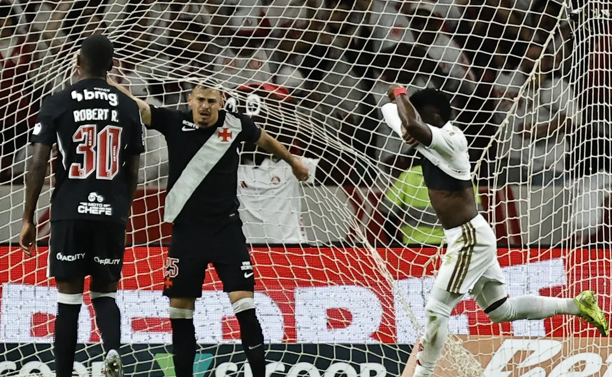 Vasco sofre “apagão”, é derrotado pelo Internacional e repete velhos erros na partida