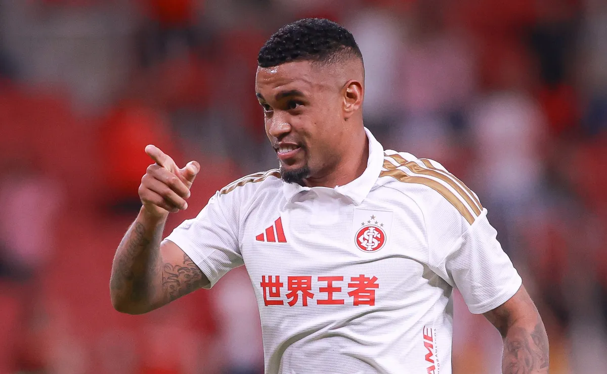 Alerrandro é exaltado pela torcida colorada durante vitória em Inter x Vasco: “Temos um camisa 9!”