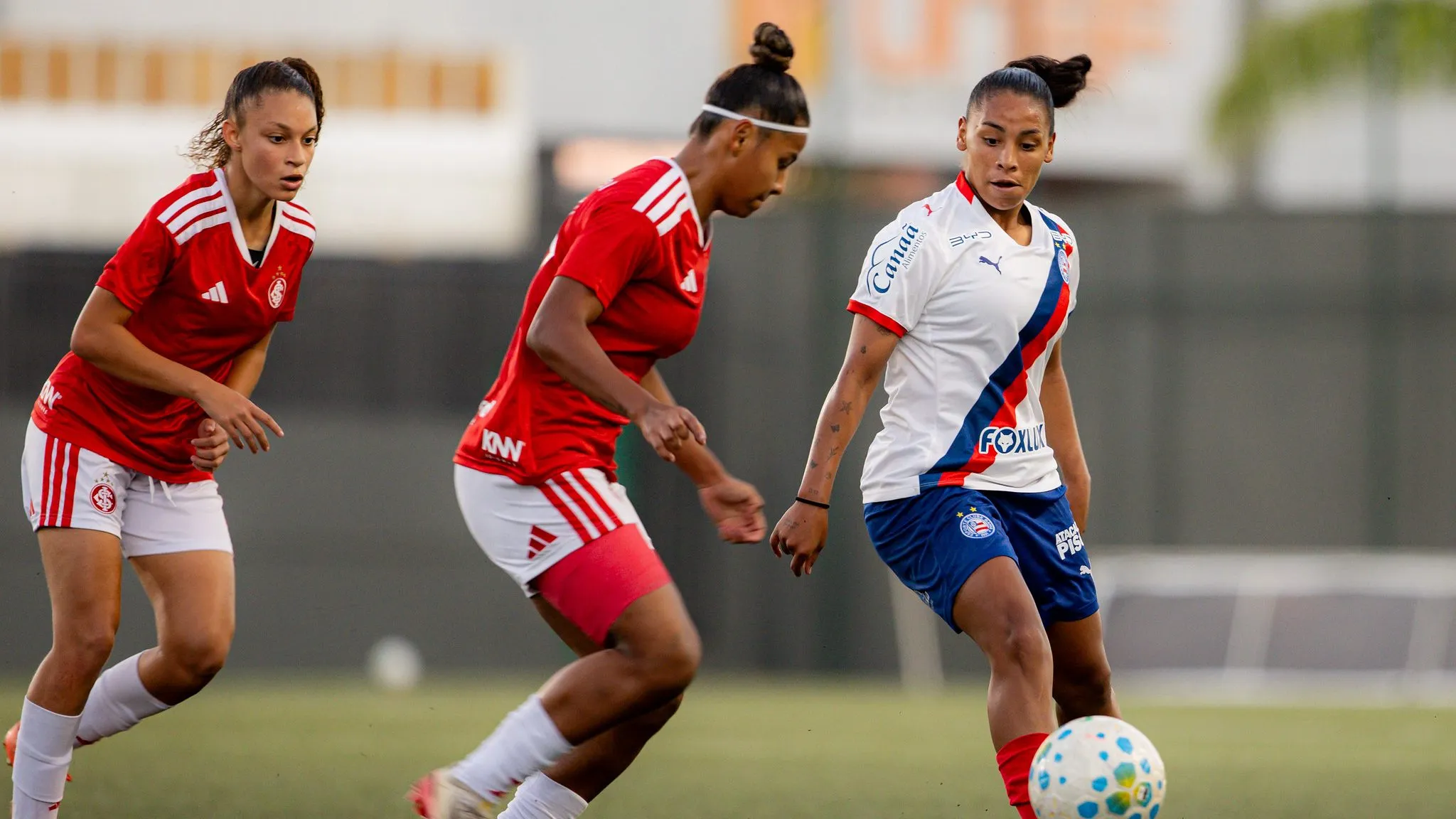Jogadoras do Internacional e Bahia em campo pelo Brasileirão Feminino