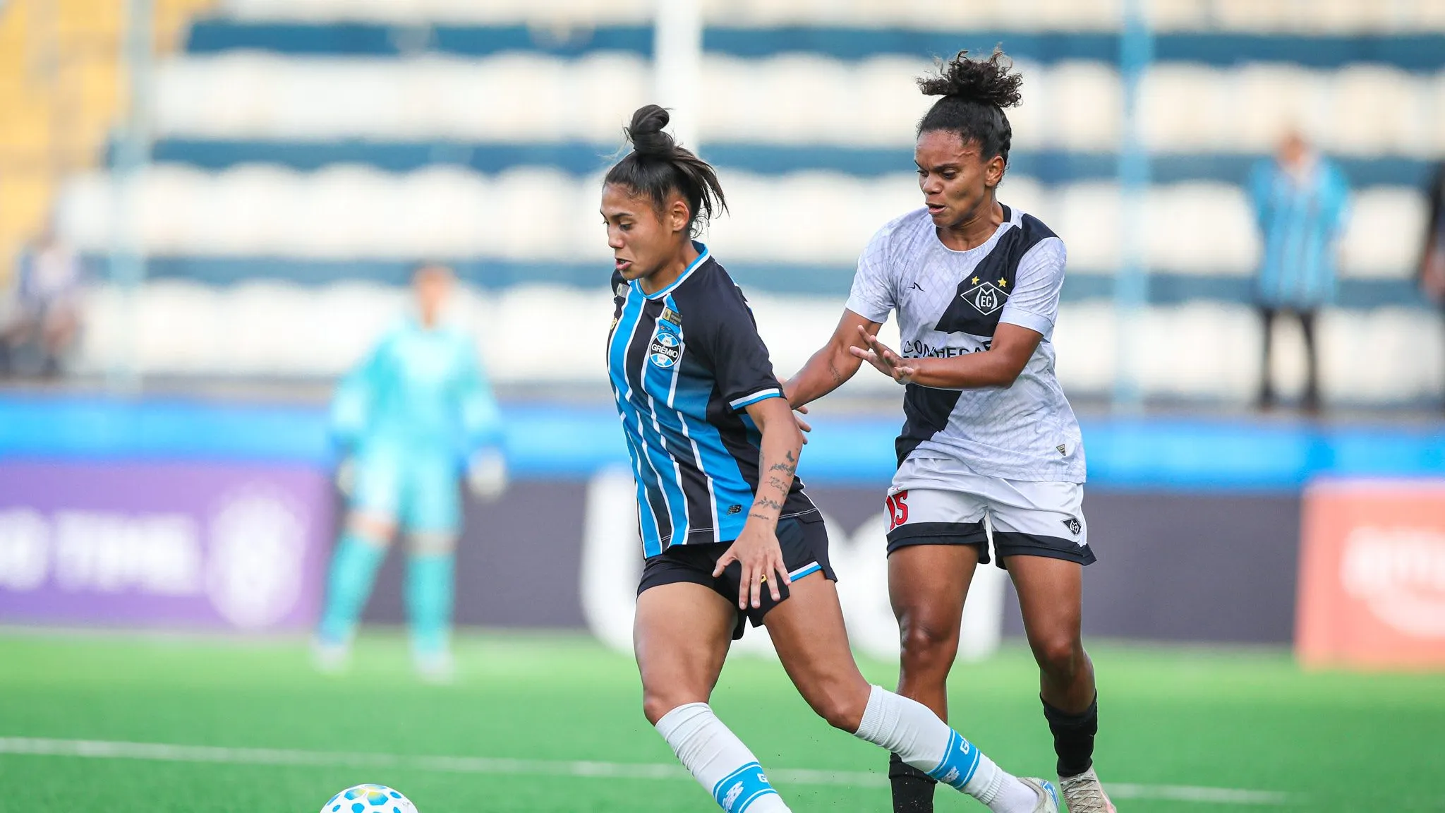 Jogadoras do Grêmio e Mixto em Porto Alegre