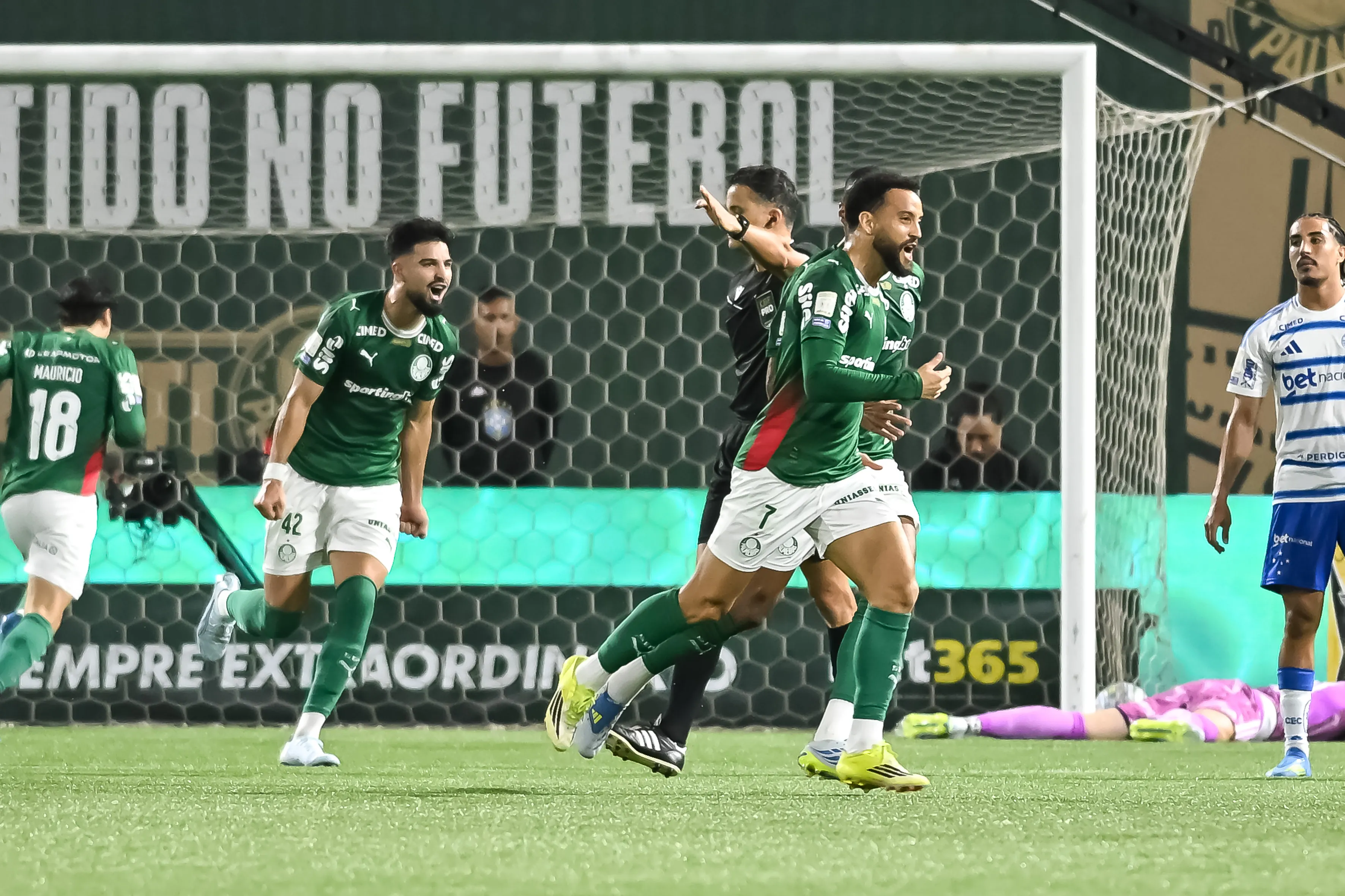 Felipe Anderson comemora o gol diante do Cruzeiro. Foto: Jota Erre/AGIF